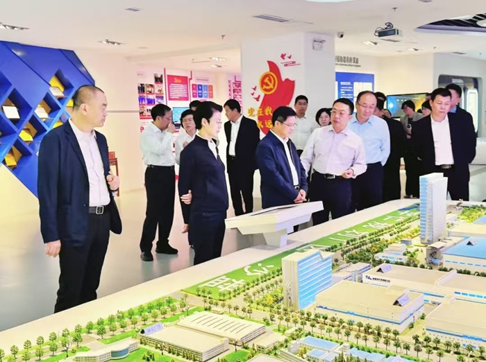 2024年10月17日，国家药品监督管理局副局长雷平同志、山东省副省长王桂英、山东省药品监督管理局局长李涛一行，在青岛市相关部门领导陪同下莅临合乐hl8药业调研指导。